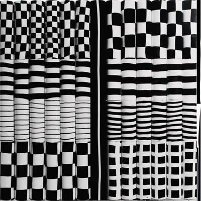 <b>Installazione optical</b>, 1971<br>tessuto nylon su cartone, teca in plexiglas<br>100 x 100 x 10 cm