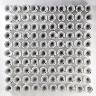 <b>Infinito attuale optical pols</b>, 1985<br>tessuto nylon e coni di cartone su tela<br>100 x 100 x 12 cm