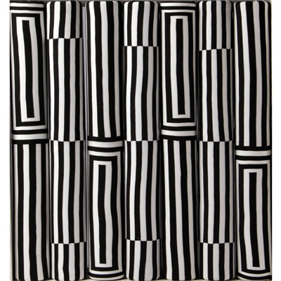<b>Installazione optical</b>, 1971<br>tessuto nylon su cartone, teca in plexiglas<br>100 x 100 x 10 cm