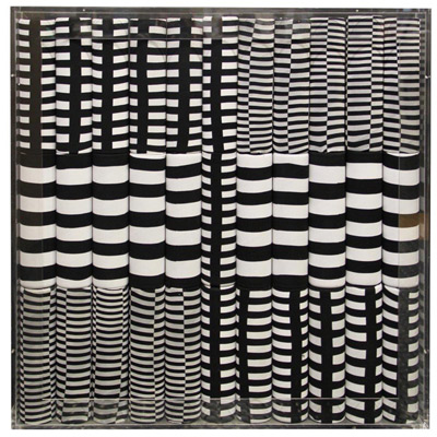 <b>Optical - Installation</b>, 1971<br>Nylon fabric on plexiglass<br>90 x 90 cm - 35.4 x 35.4 in.