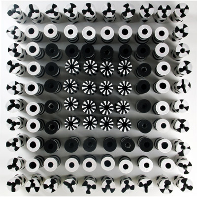 <b>Infinito attuale optical</b>, 1985<br>tessuto nylon e coni di cartone su tela<br>100 x 100 x 22 cm