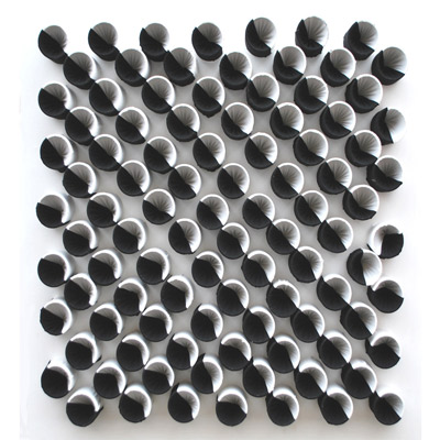 <b>Infinito attuale optical</b>, 1985<br>tessuto nylon e coni di cartone su tela<br>100 x 100 x 12 cm